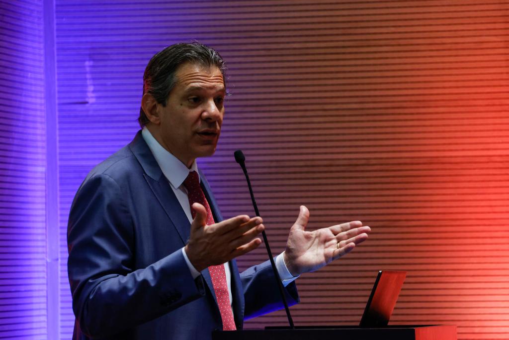 El ministro brasileño de Hacienda, Fernando Haddad, habla hoy durante la apertura del 18º Foro Económico de la Fundação Getulio Vargas (FGV), en Sao Paulo (Brasil). EFE/Sebastiao Moreira