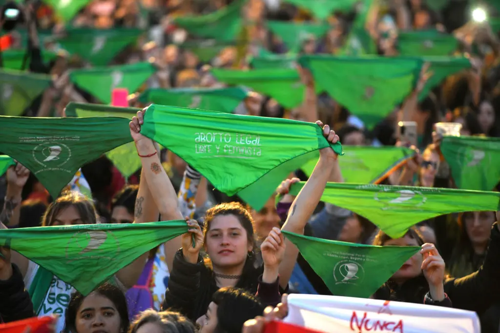 Miles de mujeres y decenas de colectivos feministas marchan hoy durante el Día de Acción por la Despenalización del Aborto en America Latina, en Buenos Aires (Argentina). EFE/ Enrique Garcia Medina