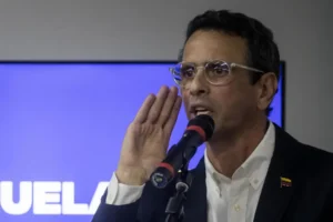 El dos veces candidato a la presidencia de Venezuela Henrique Capriles habla en un encuentro con miembros de sindicatos y trabajadores venezolanos hoy, en Caracas (Venezuela). EFE/ Miguel Gutiérrez