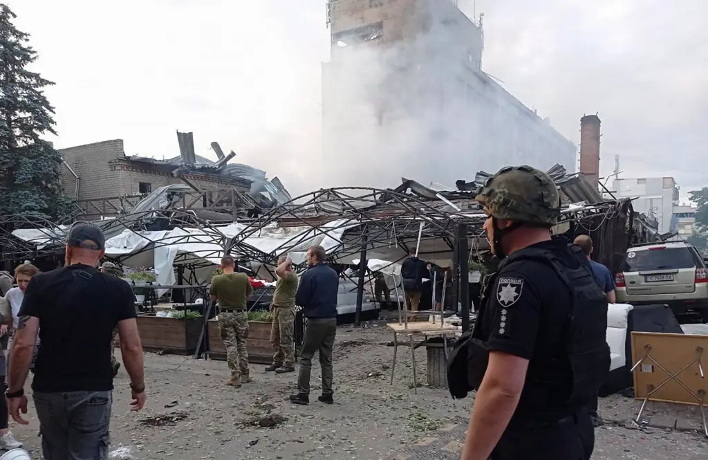 Varias personas observan los daños caudos por un ataque ruso con misiles contra una concurrida zona comercial y de restaurantes de la ciudad de Kramatorsk, en el este de Ucrania, el pasado mes de junio. EFE/EPA/National police of Ukraine