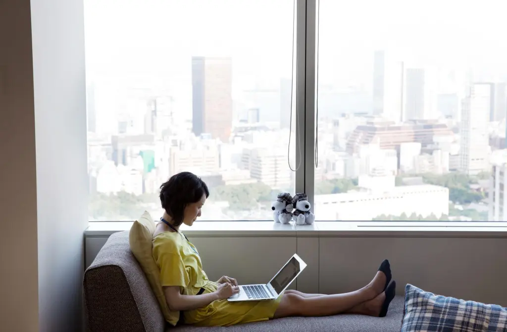 Fotografía cedida por Meta donde aparece una empleada de la empresa mientras trabajo en un espacio de la oficina en Tokio (Japón). EFE/Meta