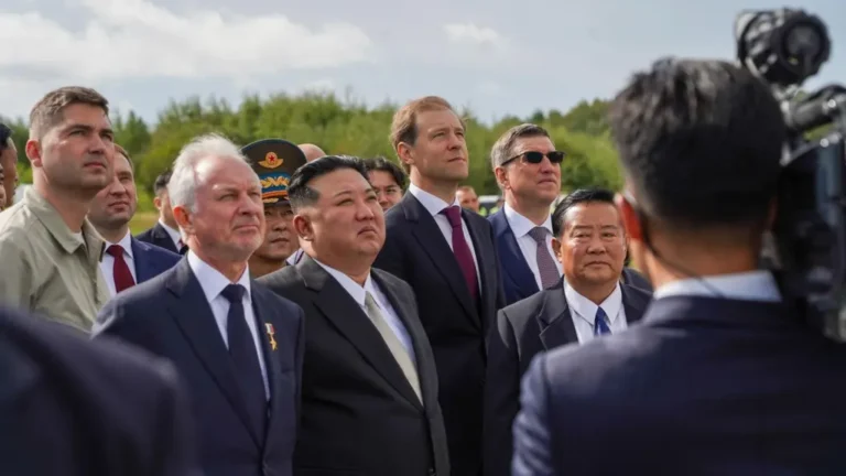 El líder de Corea del Norte, Kim Jong-un, visita en Komsomolsk del Amur dos fábricas de producción de aviones militares y civiles. EFE/Gobierno de Rusia