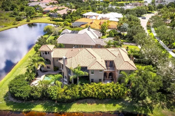 Fotografía cedida hoy por Realtor.com donde se muestra la mansión del cantente Mick Jagger, una propiedad de 5.700 pies cuadrados (unos 530 metros cuadrados) que cuenta con cuatro dormitorios y cinco baños y está ubicada al este de Bradenton, en la comunidad exclusiva de Lake Club en Lakewood Ranch, Florida (EE.UU). EFE/Realtor.com
