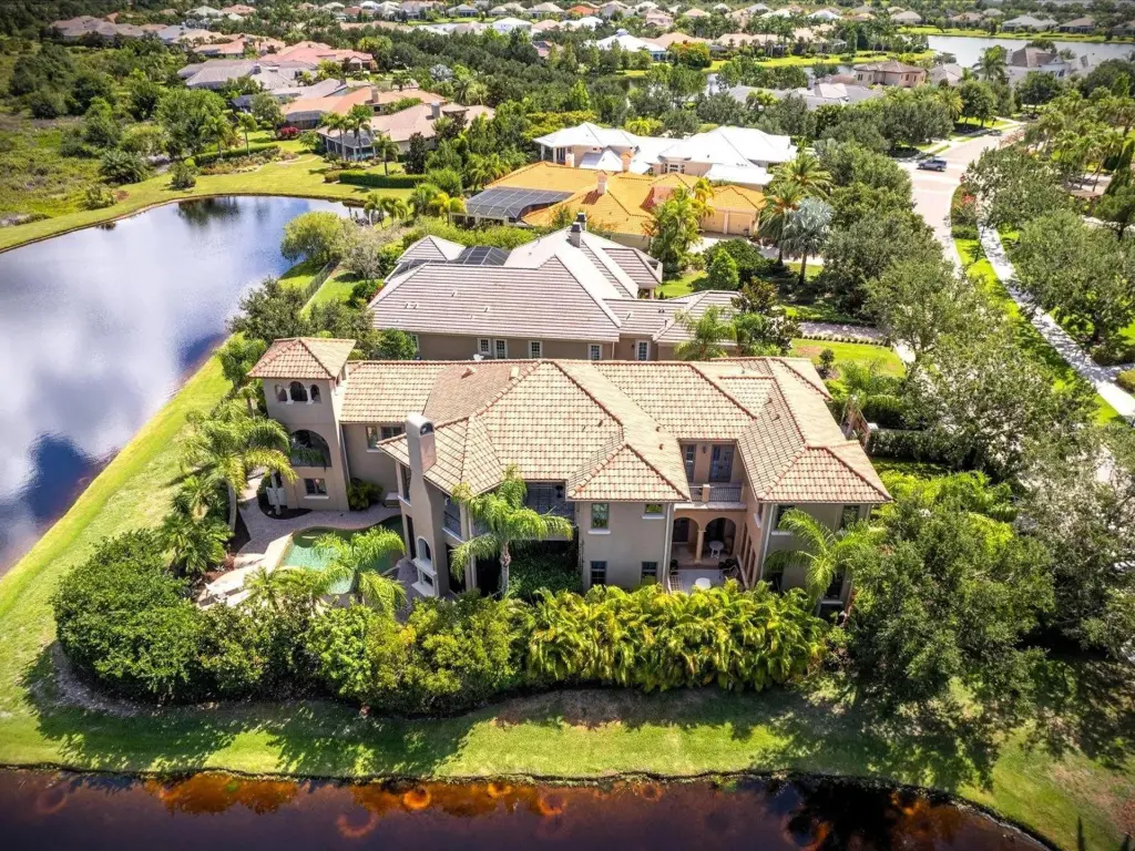 Fotografía cedida hoy por Realtor.com donde se muestra la mansión del cantente Mick Jagger, una propiedad de 5.700 pies cuadrados (unos 530 metros cuadrados) que cuenta con cuatro dormitorios y cinco baños y está ubicada al este de Bradenton, en la comunidad exclusiva de Lake Club en Lakewood Ranch, Florida (EE.UU). EFE/Realtor.com