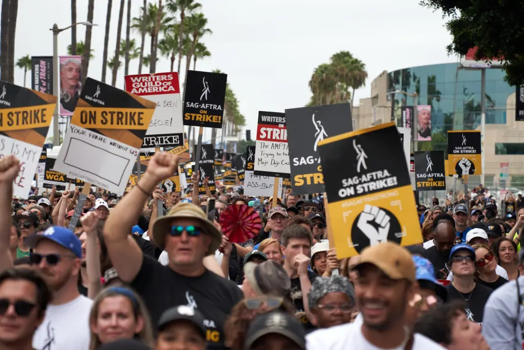 La juntas directivas del WGA Oeste y el WGA Este votaron por unanimidad para levantar la orden de huelga