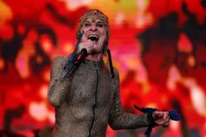 El cantante brasileño Ney Matogrosso se presenta durante el festival de música 'The Town', en Sao Paulo (Brasil). EFE/Sebastiao Moreira