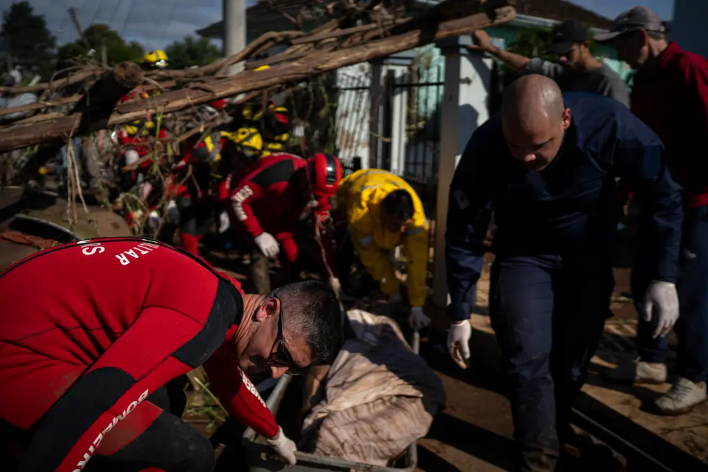 Bomberos retiran el cuerpo de una persona fallecida tras el paso de un ciclón extratropical, en Roca Sales, municipio de Rio Grande do Sul (Brasil). EFE/Daniel Marenco