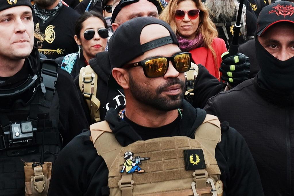 Fotografía de archivo del líder de Proud Boys, Enrique Tarrio, durante una marcha hacia Freedom Plaza, en Washington, (EE. UU). EFE/ Gamal Diab