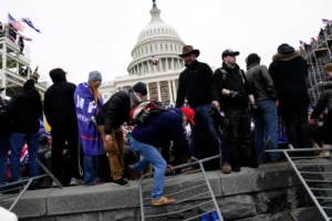 Seguidores del expresidente Donald Trump entrana la fuerza al Capitolio, sede del Congreso de EE.UU., el 6 de enero de 2021. EFE/Will Oliver