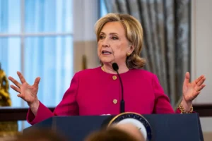 La ex Secretaria de Estado Hillary Clinton habla antes de la presentación de su retrato oficial en el Departamento de Estado en Washington, DC, este 26 de septiembre de 2023. EFE/EPA/Jim Lo Scalzo
