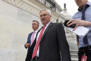 El Presidente del Comité de Supervisión de la Cámara, James Comer (R), camina fuera de la Cámara de representantes de los Estados Unidos, este 29 de septiembre de 2023.EFE/EPA/Michael Reynolds