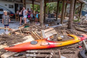 Una familia observa su casa destruida después de que el huracán Idalia tocara tierra en la ciudad de Horseshoe Beach, Florida. Foto de archivo. EFE/EPA/CRISTOBAL HERRERA-ULASHKEVICH