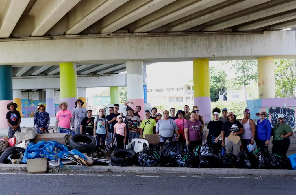Personas recolectan basuras del Caño Martín Peña hoy, durante el Día Internacional de Limpieza de Costas, en San Juan (Puerto Rico). EFE/Thais Llorca