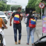 Grupos de migrantes venezolanos recorren las calles de Arauquita, en la frontera de Colombia con Venezuela, en una fotografía de archivo. EFE/Jebrail Mosquera Contreras