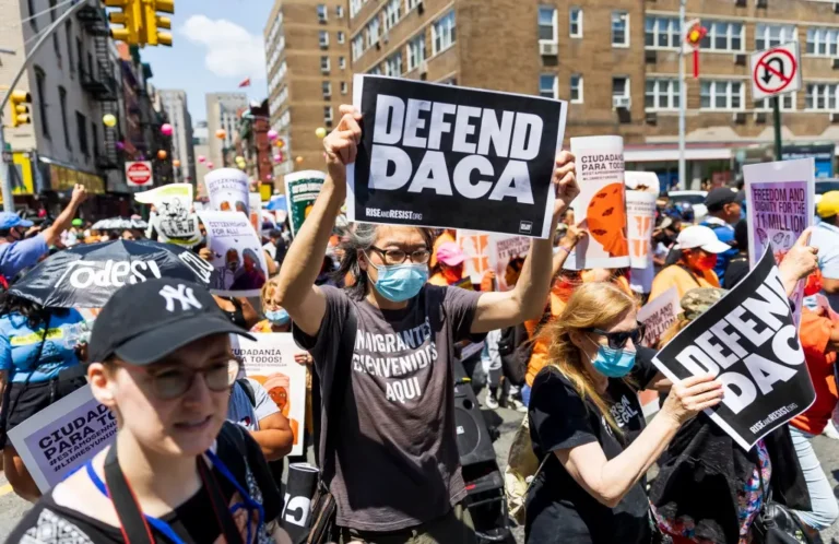 Personas se manifiestan a favor del programa Acción Diferida para los llegados en la Infancia (DACA), en Nueva York (EE.UU.). EFE/Justin Lane