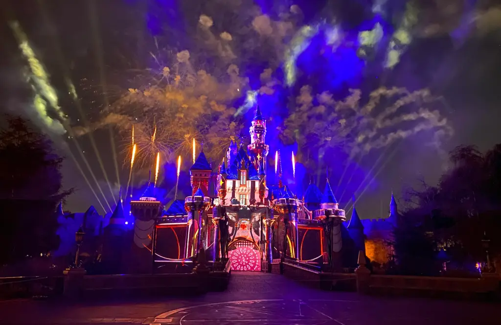 Fotografía de archivo de los juegos pirotécnicos en el castillo del Parque de Disney, de Anaheim (EE. UU). EFE/Guillermo Azábal