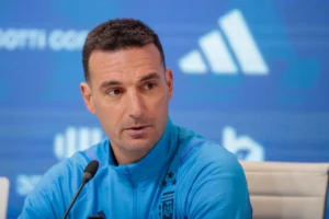 El entrenador de la selección argentina de fútbol, Lionel Scaloni, habla durante una rueda de prensa hoy, en Ezeiza (Argentina). EFE/Luciano González