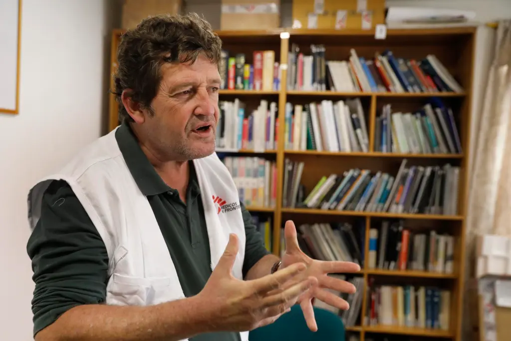 El jefe de misión de Médicos Sin Fronteras en Colombia, Luis Eguiluz, habla durante una entrevista con EFE el 29 de agosto de 2023, en Bogotá (Colombia). EFE/Carlos Ortega