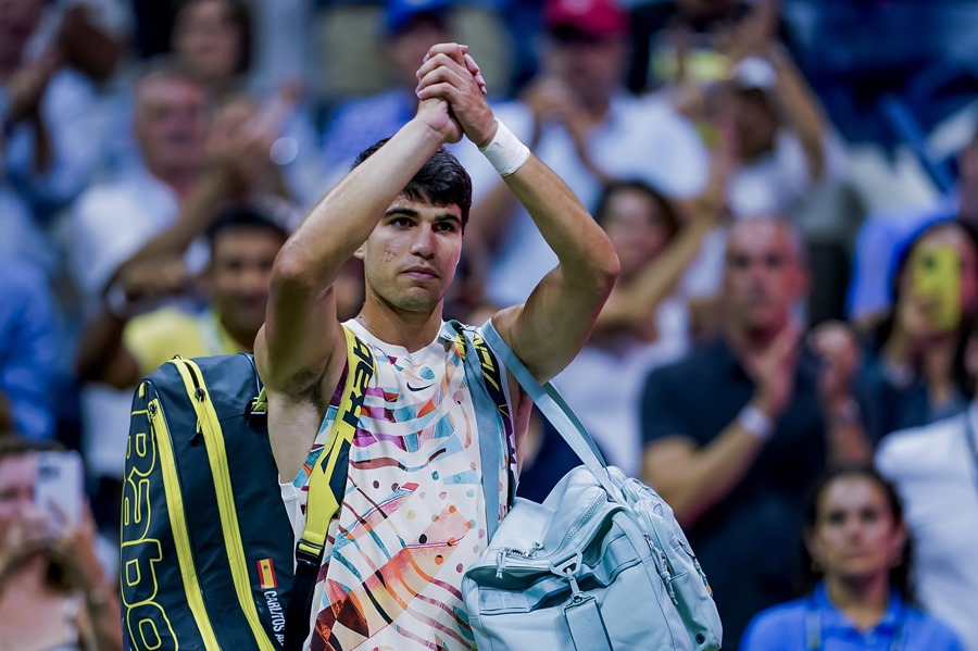 Carlos Alcaraz saluda al público tras el partido. EFE/EPA/Will Oliver