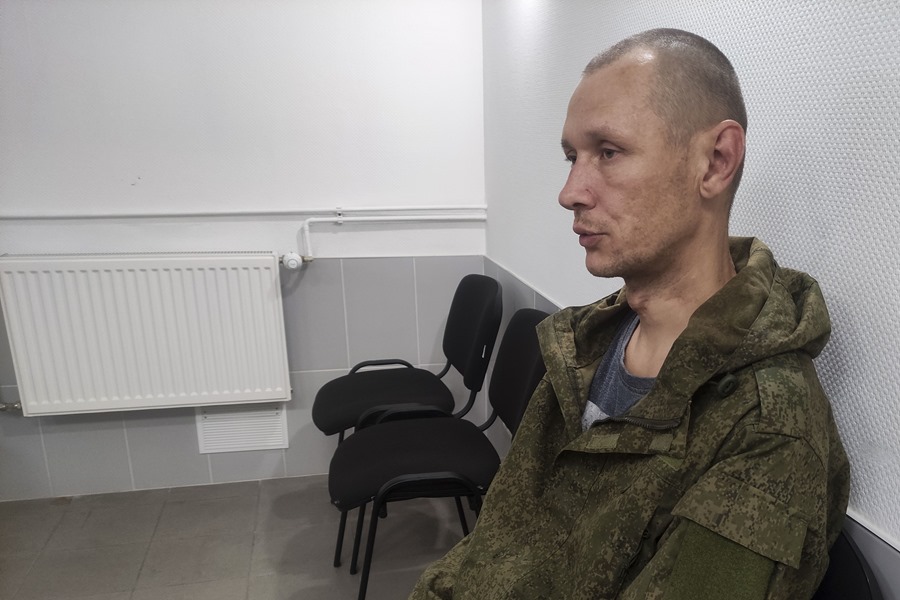 Dmitri, un exintegrante de Wagner capturado el 2 de septiembre por Ucrania mientras combatía con el Ejército ruso al sur de Bajmut, durante una entrevista con EFE. EFE/Marcel Gascón