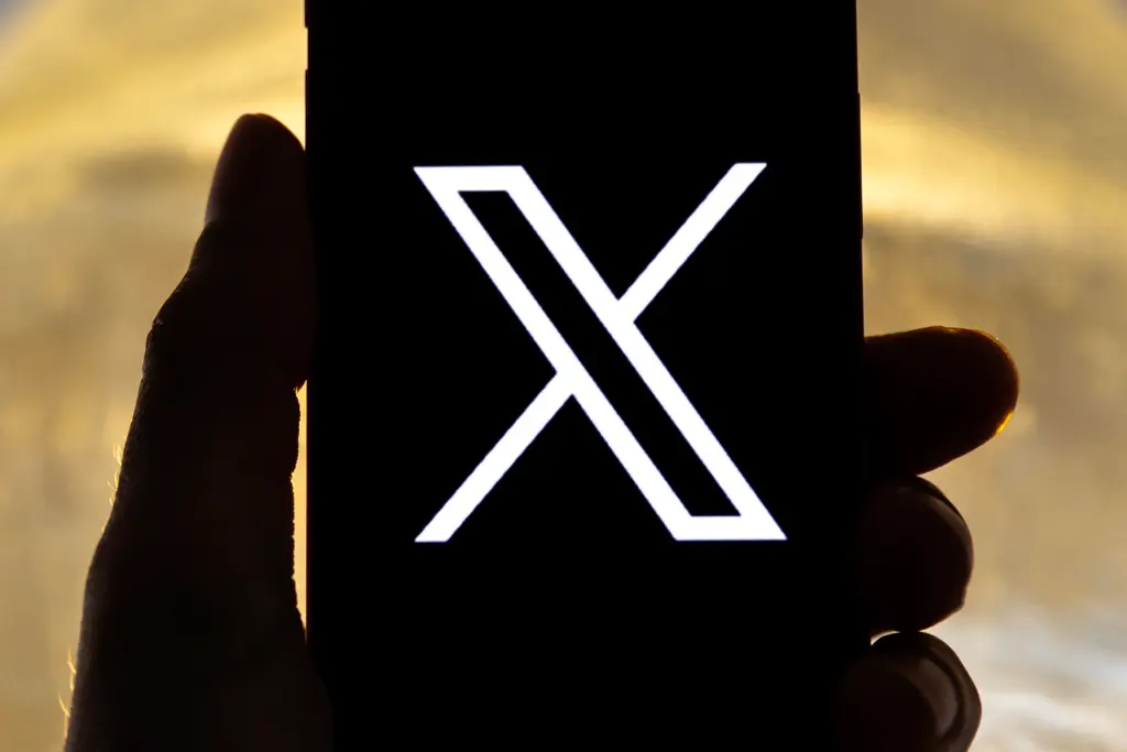 Vista del logo de X (antes conocido como Twitter), en una fotografía de archivo. EFE/Etienne Laurent