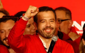 Carlos Fernando Galán Pachón, hijo menor del líder político Luis Carlos Galán Sarmiento y del partido Nuevo Liberalismo, habla luego de ser elegido como nuevo alcalde de Bogotá, hoy en Bogotá (Colombia). EFE/Mauricio Dueñas Castañeda