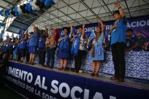 El expresidente Evo Morales (d) participa junto a la directiva del Movimiento Al Socialismo, durante el congreso del partido de gobierno ho,y en Lauca Ñ (Bolivia). EFE/Luis Gandarillas