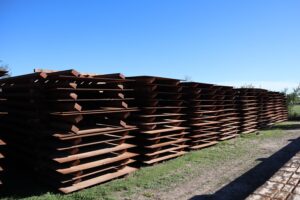 Fotografía de un terreno baldío donde se encuentran piezas de metal idénticas a las del muro fronterizo a menos de un kilómetro de la casa de Nayda Álvares, el 17 de octubre del 2023, en Texas (EEUU). EFE/Octavio Guzmán
