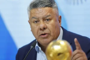El presidente de Liga Profesional de Fútbol Argentino, Claudio Fabián Tapia, habla hoy, durante la rueda de prensa en Buenos Aires (Argentina). EFE/ Juan Ignacio Roncoroni