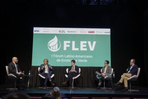 (De izq. a der.) El director general de Indra Minsait en Brasil, Marcelo Bernardino, el Líder de Práctica Global de Clima y Energía de WWF Internacional, Manuel Pulgar-Vidal, el moderador y delegado de la Agencia EFE en Brasil, Manuel Perez Bella, el Gerente del Departamento de Energía Eléctrica del BNDES, Guilherme Oliveira Arantes, el director ejecutivo y de investigaciones de la Universidad de São Paulo (USP), Julio Meneghini. EFE/ Sebastiao Moreira