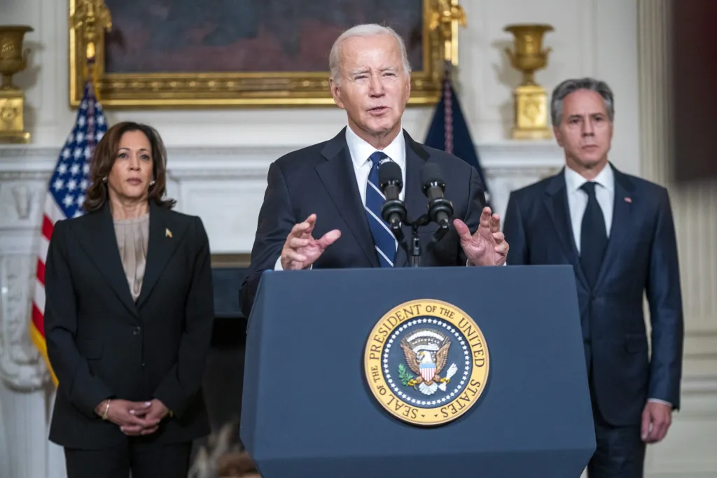 El presidente de Estados Unidos, Joe Biden (c), habla frente a la vicepresidenta, Kamala Harris (i) y el secretario de Estado de EE.UU., Antony Blinken (d), este 10 de octubre de 2023, en la Casa Blanca, Washington. EFE/Shawn Thew