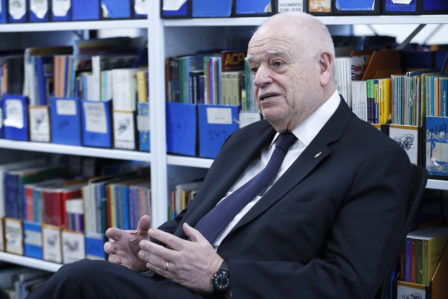 El presidente de la Corte Interamericana de Derechos Humanos (CorteIDH), Ricardo Pérez Manrique, mientras habla durante entrevista con EFE en Bogotá (Colombia). EFE/ Carlos Ortega