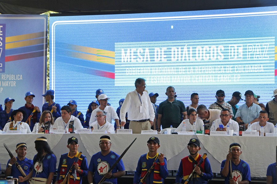 Voceros de las delegaciones del Gobierno y del Estado Mayor Central (EMC), principal disidencia de las FARC, instalan la mesa de diálogo y el arranque del cese al fuego bilateral, en el municipio de Tibú, en la convulsa región del Catatumbo (Colombia).EFE/ Mario Caicedo