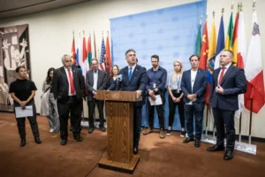 El ministro de Exteriores de Israel, Eli Cohen (c), habla en una rueda de prensa en la sede de la ONU rodeado de familiares de secuestrados por Hamás, este 24 de octubre de 2023, en Nueva York. EFE/ Eduardo Muñoz