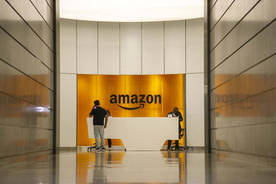 Vista de algunas personas en la oficina del centro de Amazon en Nueva York, el 26 de octubre de 2023. EFE/EPA/SARAH YENESEL