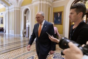 El líder de la mayoría demócrata en el Senado de EE.UU., Chuck Schumer (c). EFE/EPA/MICHAEL REYNOLDS
