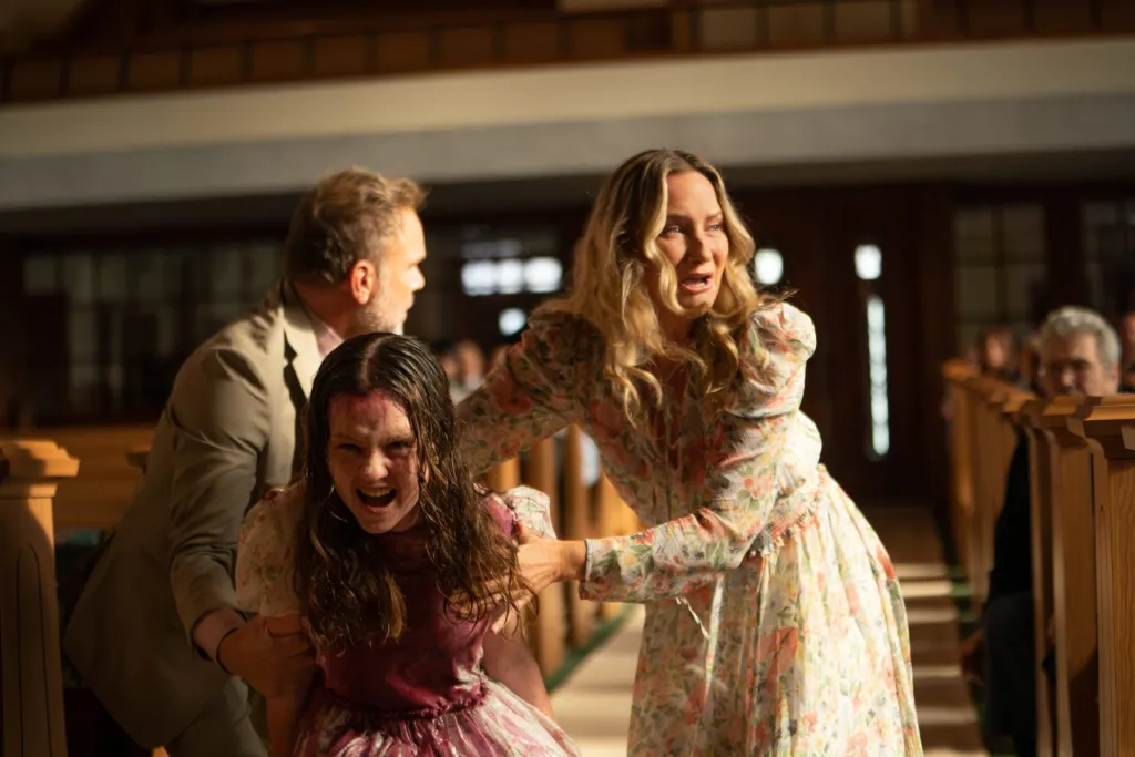 Fotografía cedida por Universal Pictures que muestra a los actores Norbert Leo Butz (i), como Tony, Olivia O'Neill (c), como Katherine, y Jennifer Nettles (d), como Miranda, durante una escena de la película The Exorcist: Believer. EFE/ Universal Pictures