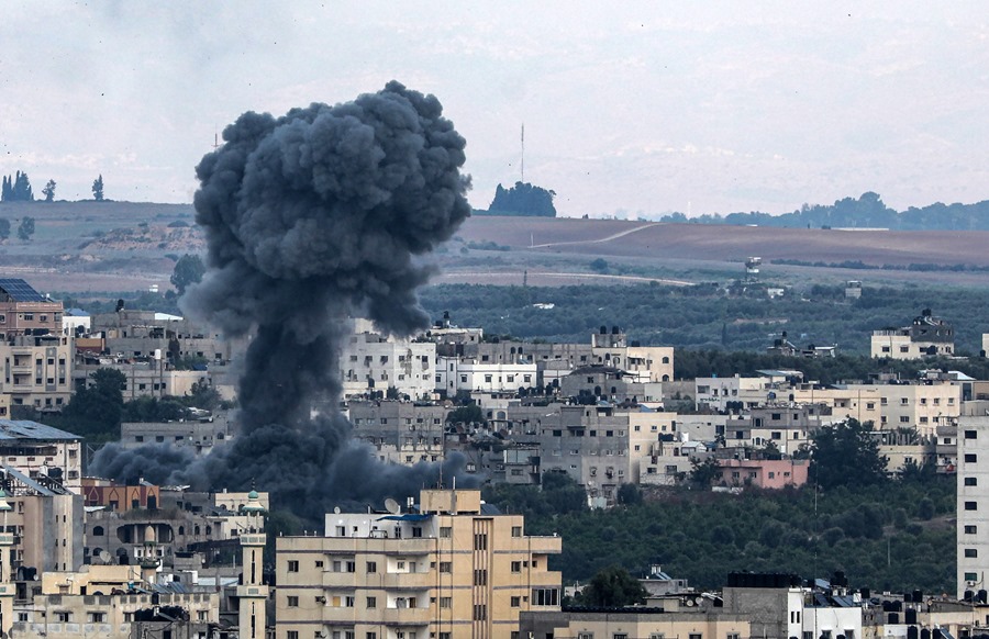 El humo se eleva sobre los edificios del barrio de Al-Shejaeiya después de un ataque aéreo israelí en el este de la ciudad de Gaza. EFE/EPA/Mohamned Saber