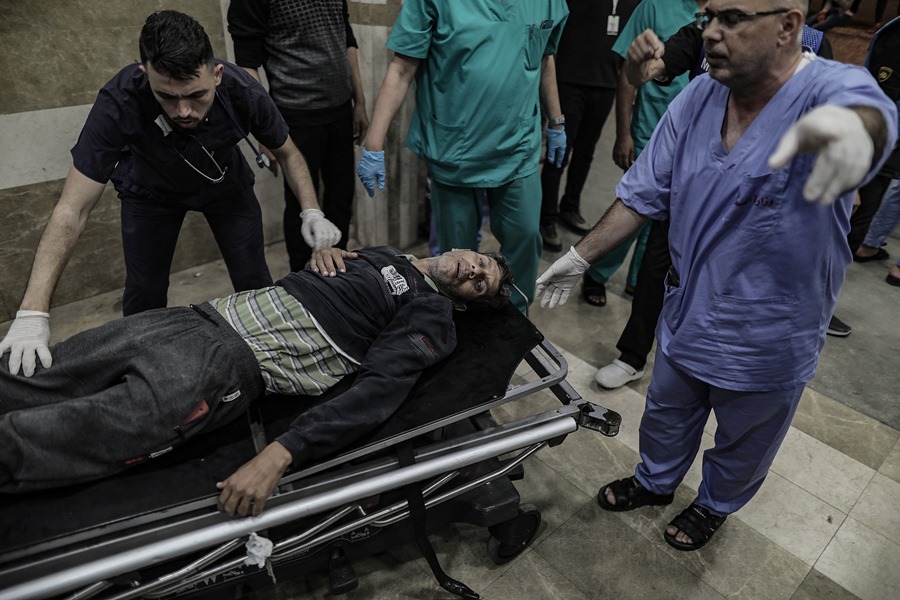 Un palestino herido en un ataque israelí es ingresado de urgencia en el Hospital Nasser de Jan Yunis, en el sur de la Franja de Gaza, este martes, 24 de octubre. EFE/EPA/Haitham Imad