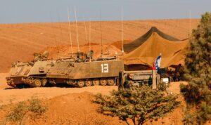 Soldados israelíes y vehículos militares blindados en un lugar no revelado cerca de la frontera con la Franja de Gaza, sur de Israel,este 30 de octubre. EFE/EPA/Hannibal Hanschke