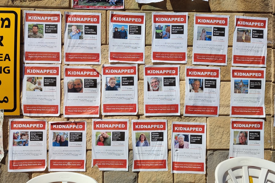 Vista de varios carteles de personas secuestradas por Hamás en Israel. EFE/ Sara Gómez Armas