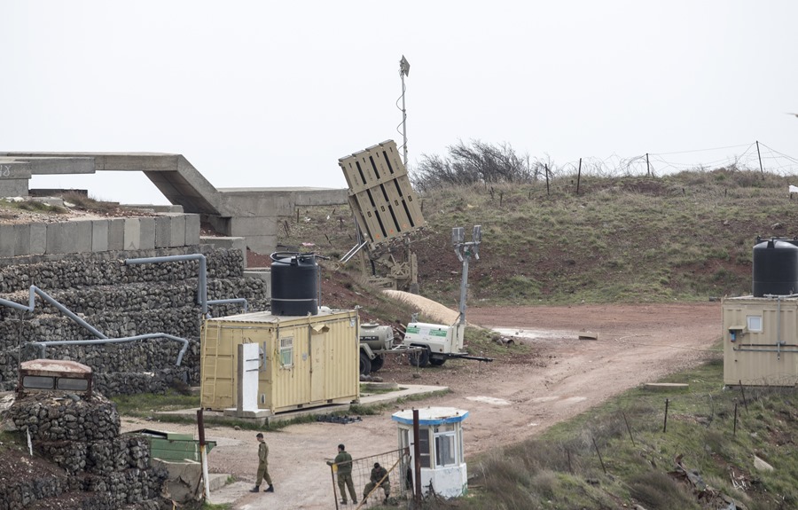 Imagen de archivo del sistema de defensa israelí conocido como de cúpula de hierro cerca de la frontera sirio-israelí en los Altos del Golán. EFE/EPA/Atef Safadi