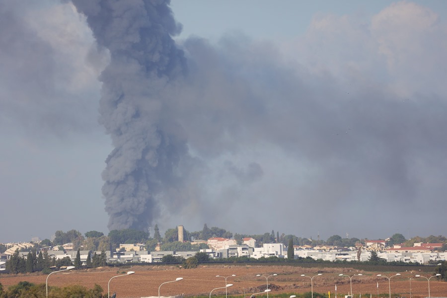 Columnas de humo en la ciudad israelí de Gedera tras el lanzamiento de cohetes desde Gaza el pasado 7 de octubre. EFE/EPA/Abir Sultan