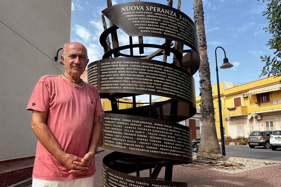 El heladero Vito Fiorino posa junto al monumento conmemorativo que él mismo construyó en el centro de la isla italiana de Lampedusa con los nombres de los 368 inmigrantes muertos el 3 de octubre de 2013, EFE/ Gonzalo Sánchez