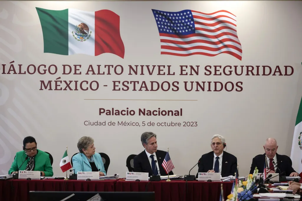 La secretaria mexicana de Seguridad y Protección Ciudadana, Rosa Icela Rodríguez (i), la canciller de México, Alicia Bárcena (2-i), el secretario de Estado, Antony Blinken (c) el fiscal general, Merrick Garland (2-d) y el de Seguridad Nacional de EEUU, Alejandro Mayorkas (d) participan hoy, durante una reunión de trabajo en la Ciudad de México (México). EFE/José Méndez
