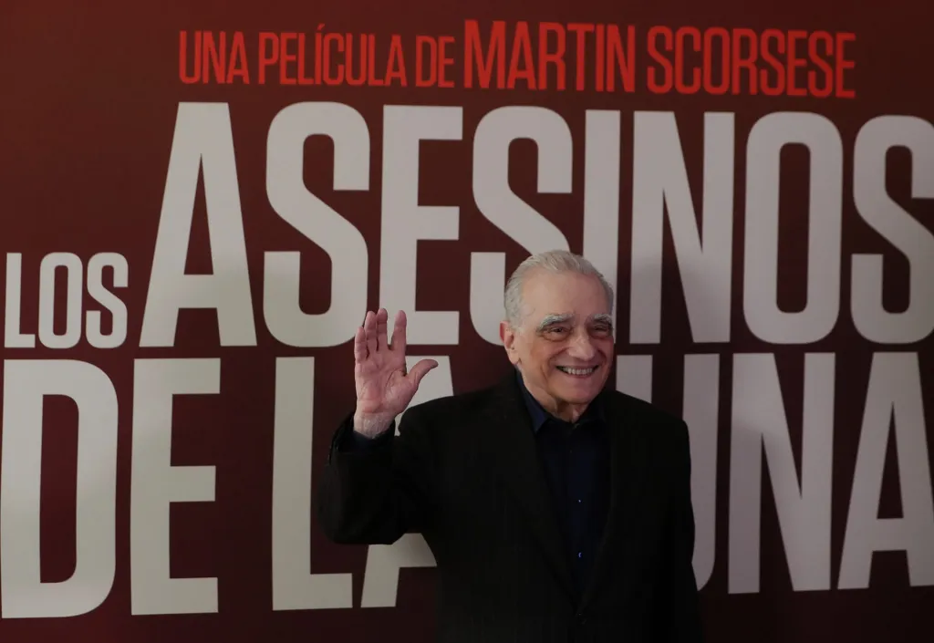 El cineasta estadounidense Martin Scorsese saluda hoy durante una rueda de prensa sobre su nueva película "Los asesinos de la luna", en Ciudad de México (México). EFE/Mario Guzmán