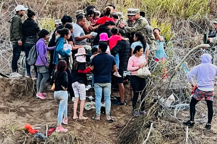 Un grupo de migrantes cruzan el río Bravo para ingresar a la frontera con Estados Unidos hoy, desde la ciudad de Matamoros (México). EFE/Abraham Pineda