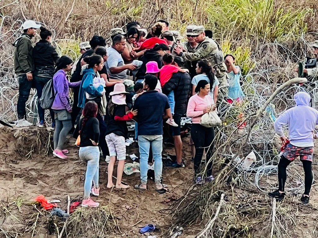 Un grupo de migrantes cruzan el río Bravo para ingresar a la frontera con Estados Unidos hoy, desde la ciudad de Matamoros (México). EFE/Abraham Pineda