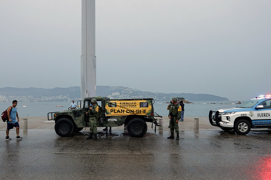 Soldados del Ejército mexicano vigilan ante la llegada del huracán Otis, en Acapulco (México). EFE/David Guzmán