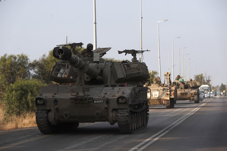 Soldados israelíes patrullan las carreteras cercanas a la frontera con Gaza. EFE/EPA/ATEF SAFADI